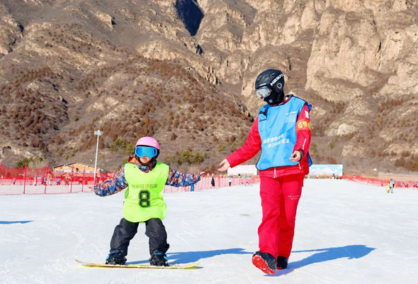 【黎明营地教育冬令营】2024北京石京龙·运动成长滑雪冬令营（5天）