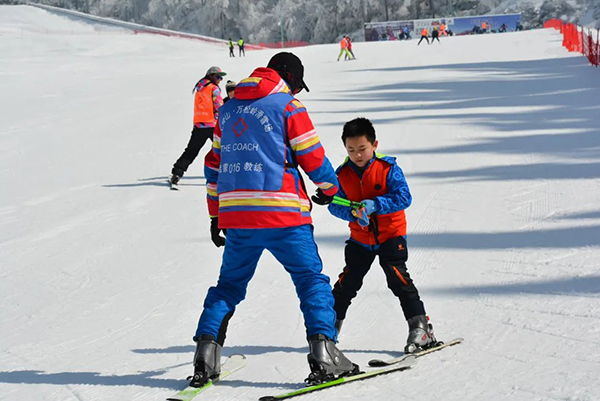 杭州的滑雪冬令营哪家好？超人学苑是个不错的选择